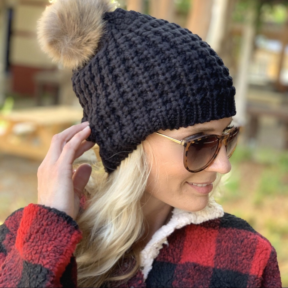 ✨LAST ONE✨ Black Knit Pom Beanie - Picture 2 of 4